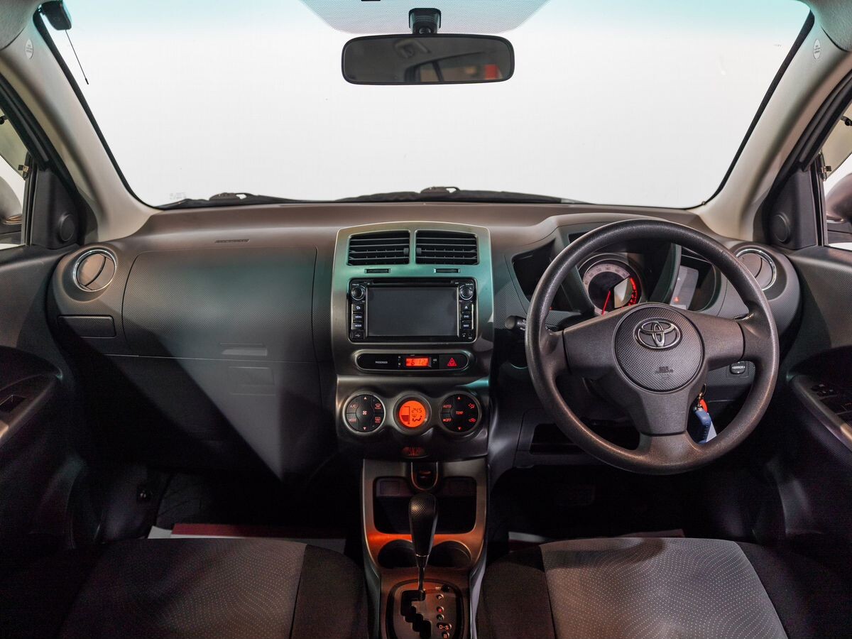 Toyota Ist 2013 - фото автомобиля