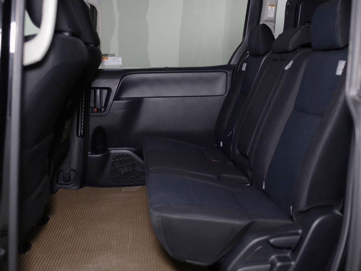 Toyota Voxy 2015 - фото автомобиля