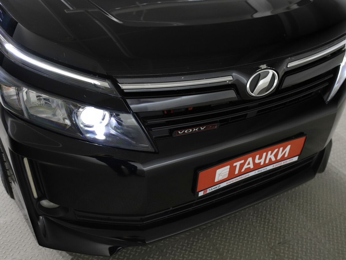 Toyota Voxy 2015 - фото автомобиля