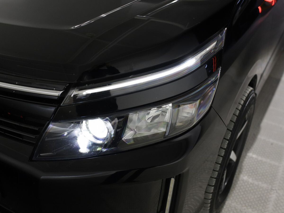 Toyota Voxy 2015 - фото автомобиля