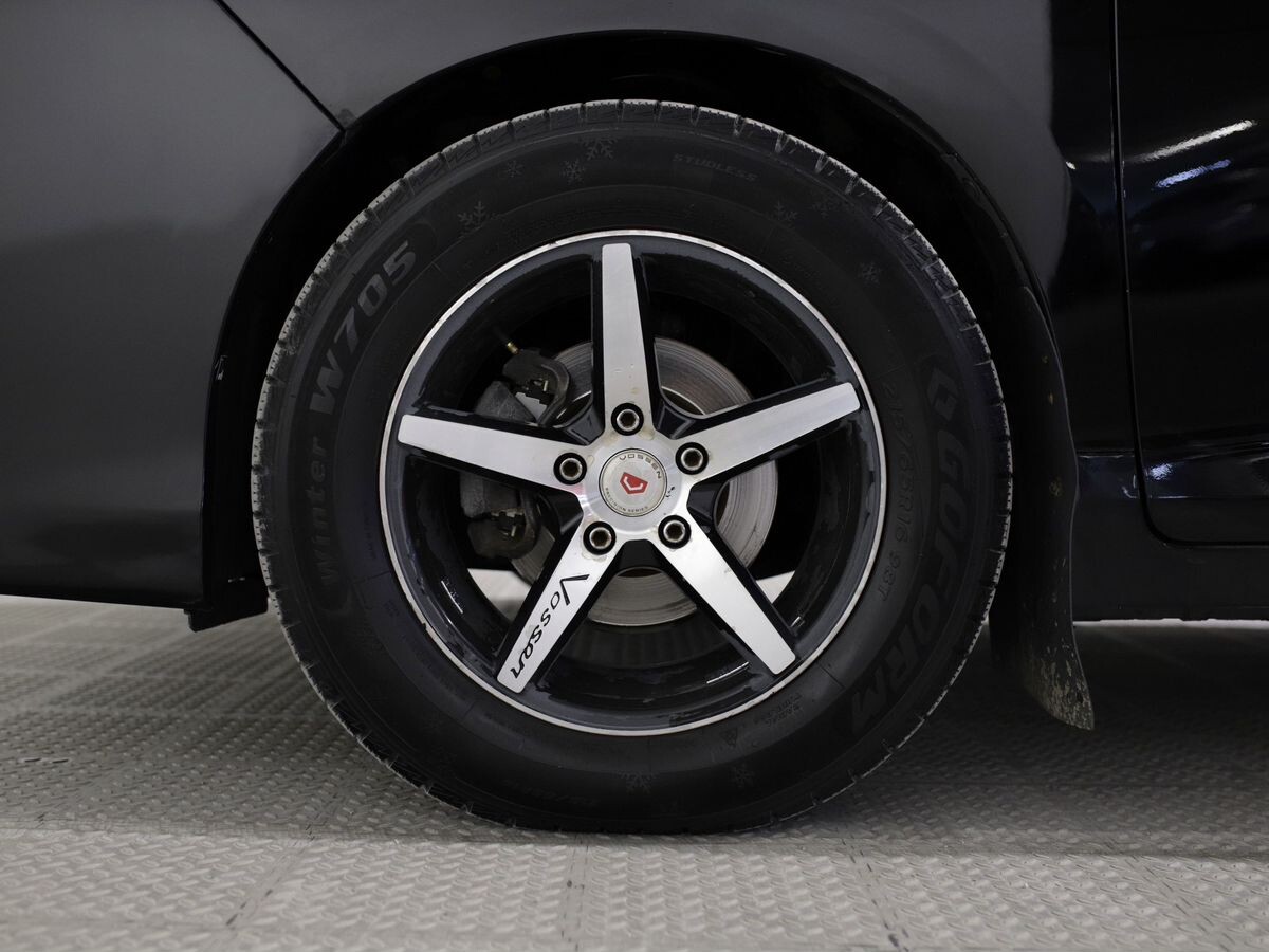 Toyota Voxy 2015 - фото автомобиля