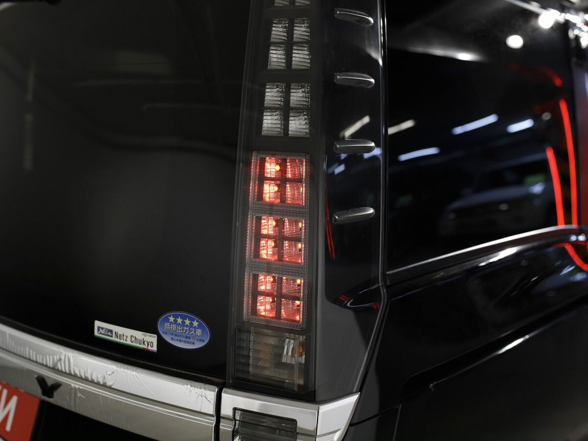 Toyota Voxy 2015 - фото автомобиля