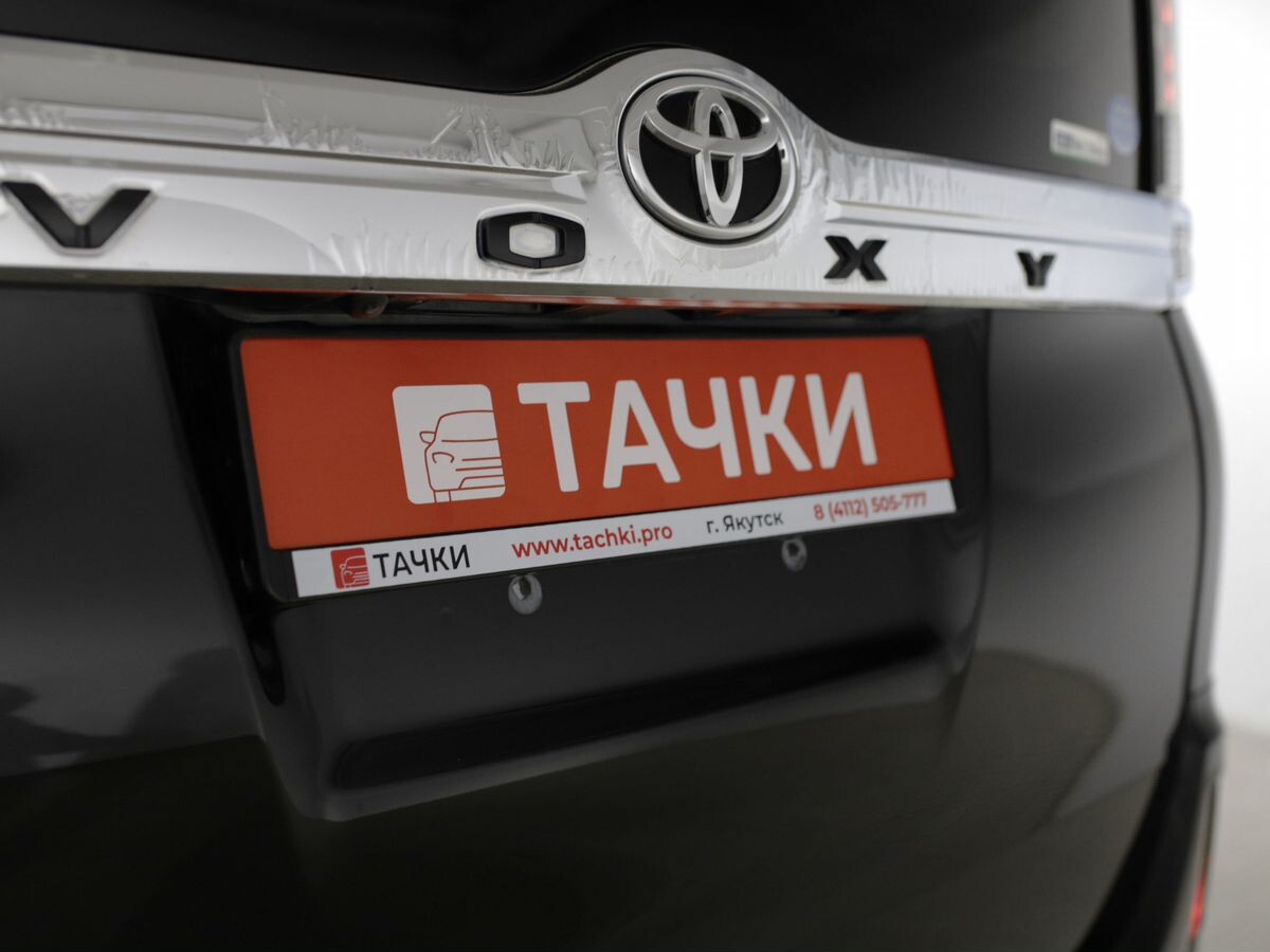 Toyota Voxy 2015 - фото автомобиля