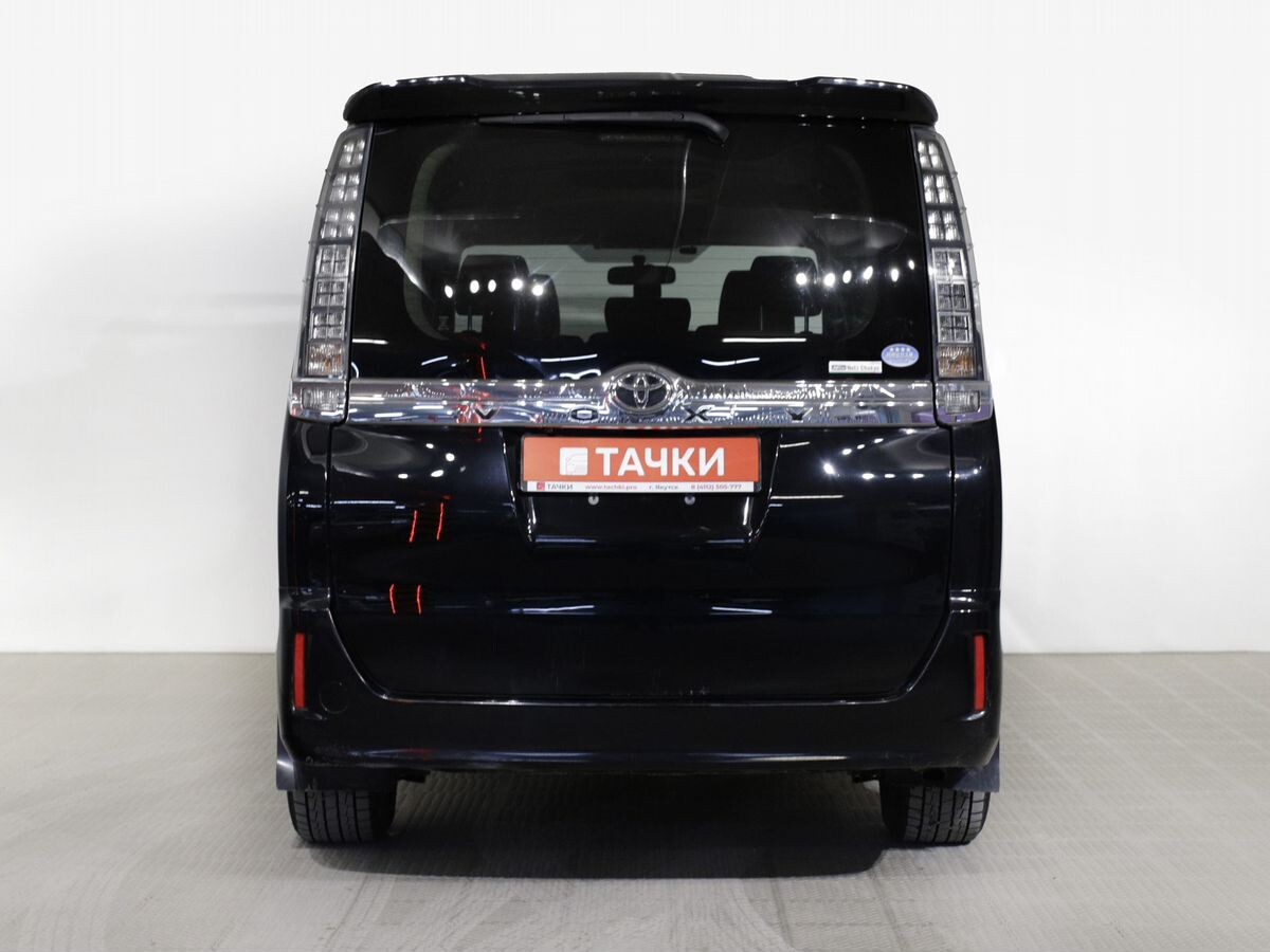 Toyota Voxy 2015 - фото автомобиля