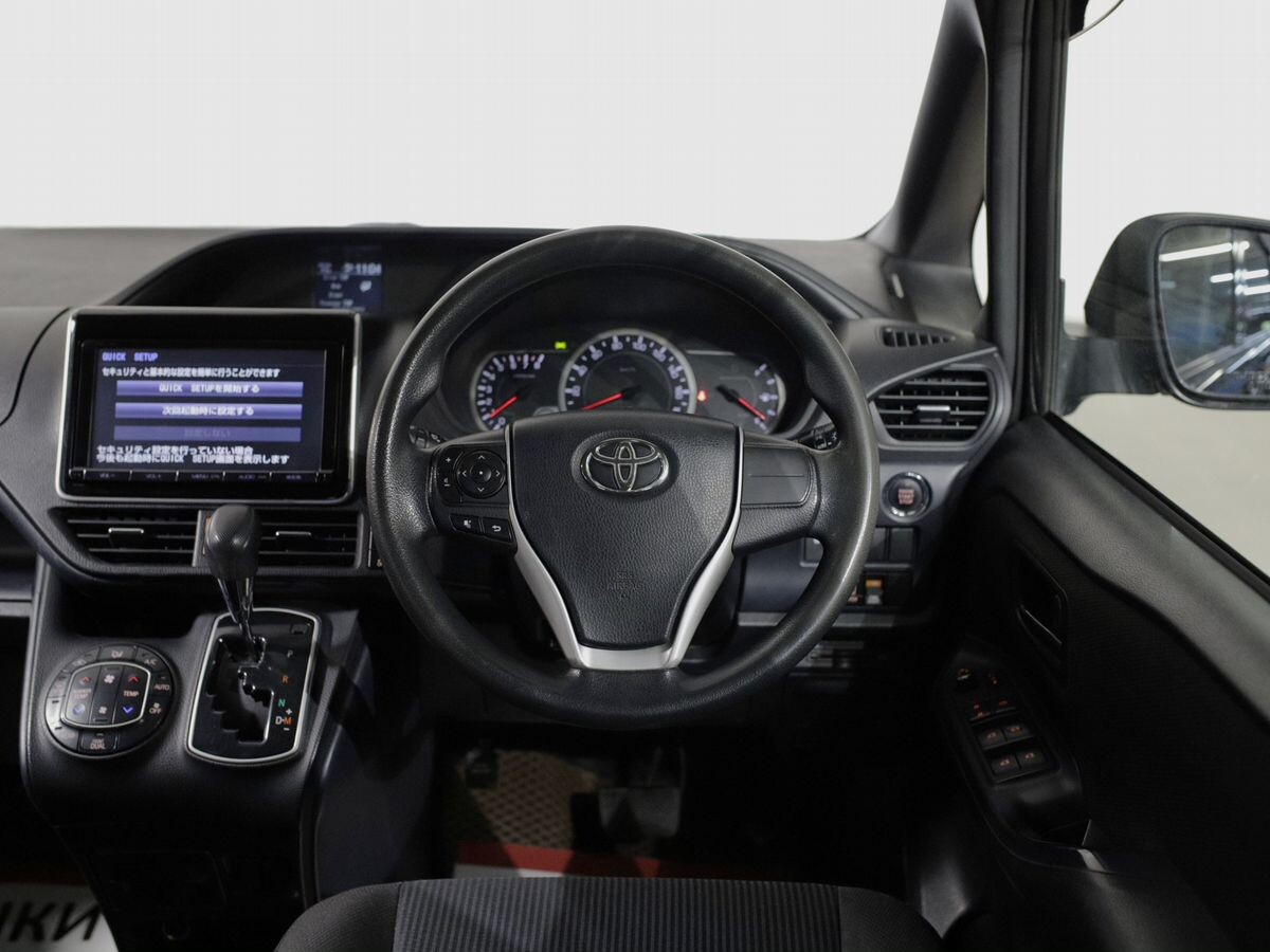 Toyota Voxy 2015 - фото автомобиля