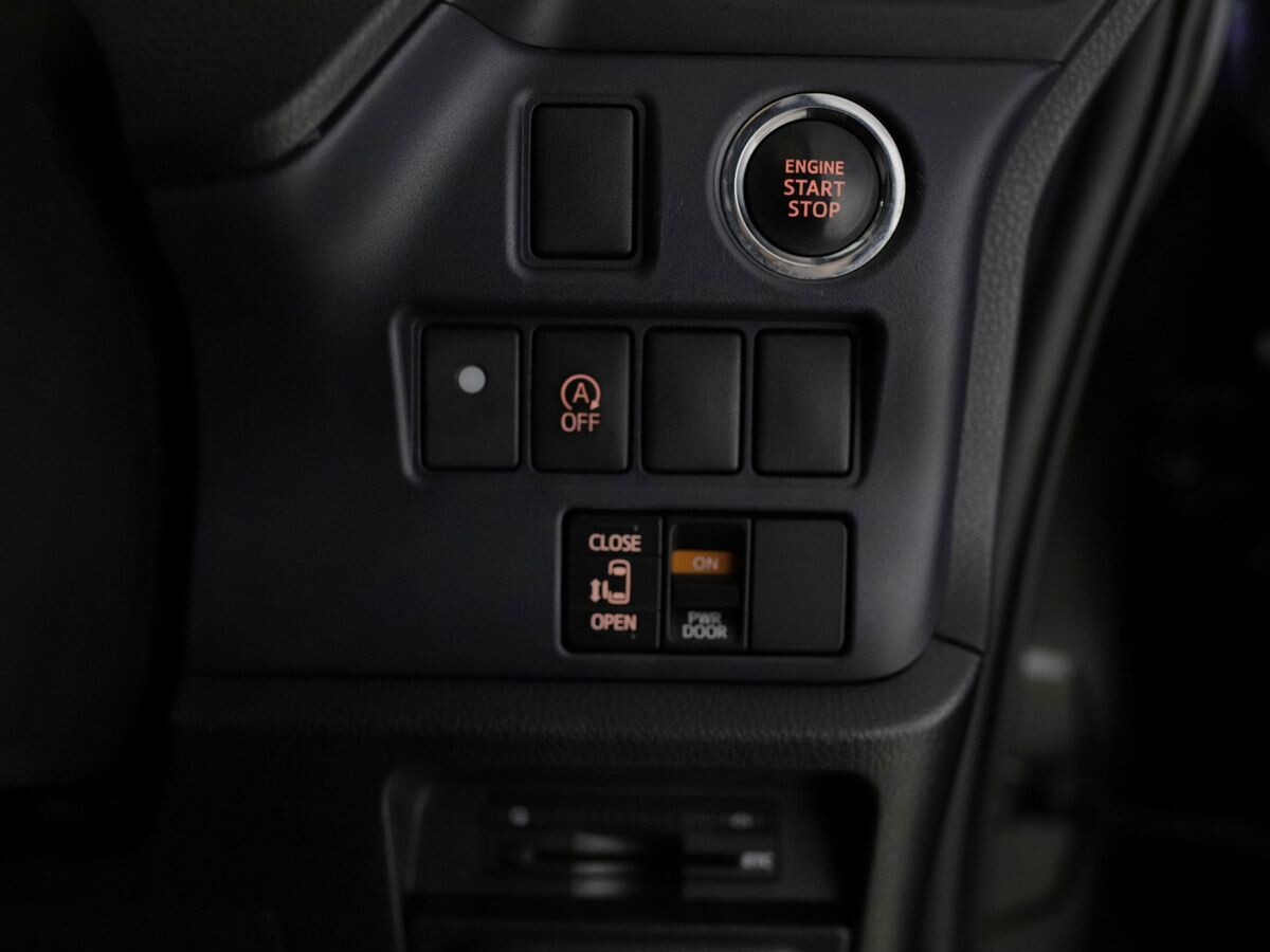 Toyota Voxy 2015 - фото автомобиля