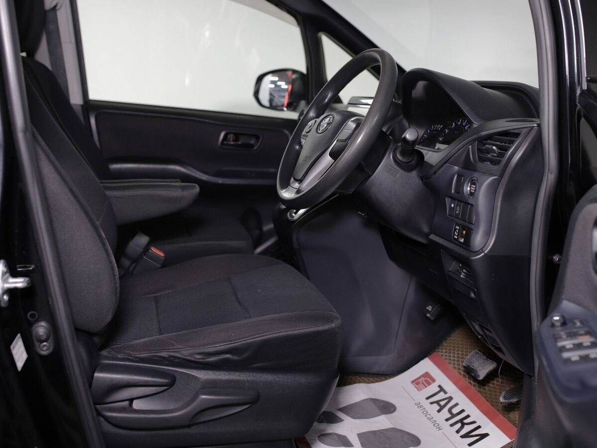 Toyota Voxy 2015 - фото автомобиля