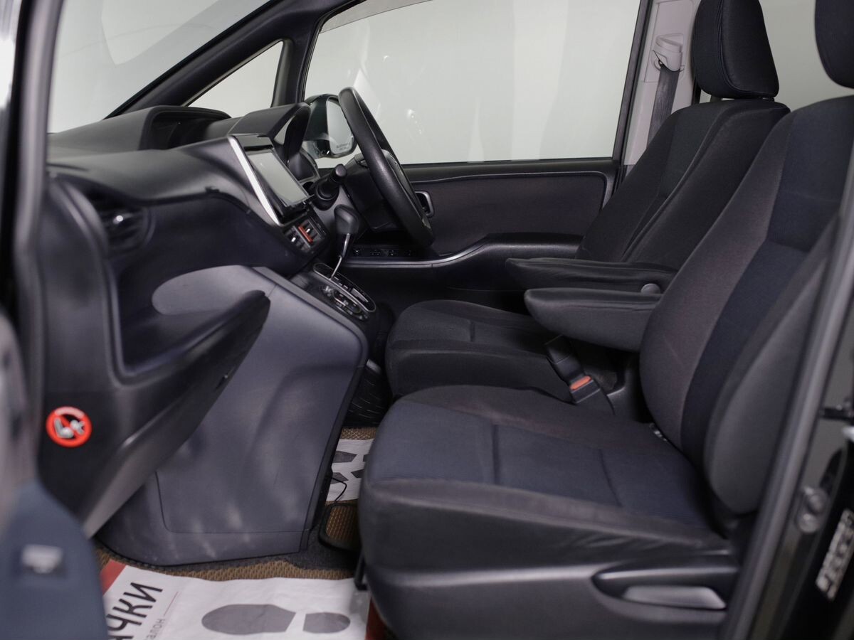 Toyota Voxy 2015 - фото автомобиля