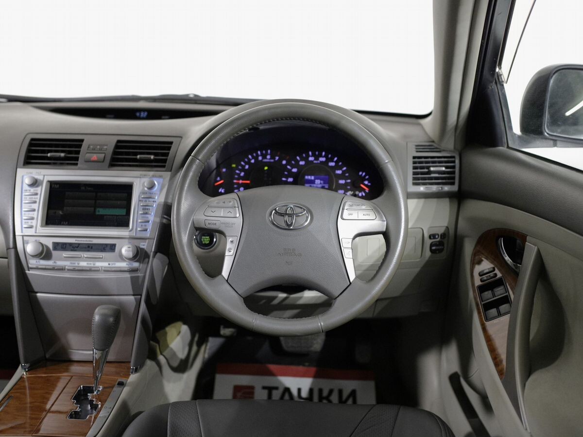 Toyota Camry 2010 - фото автомобиля