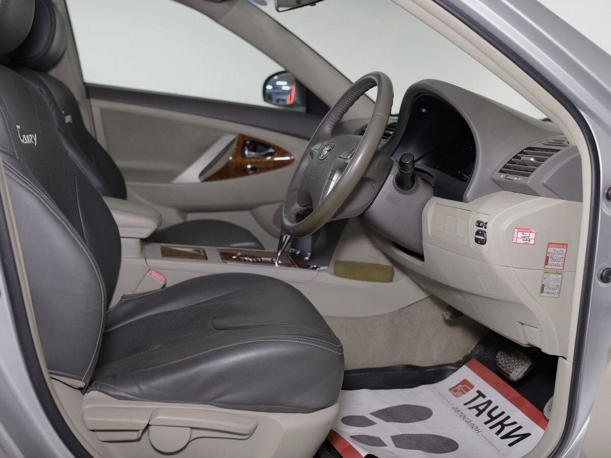 Toyota Camry 2010 - фото автомобиля