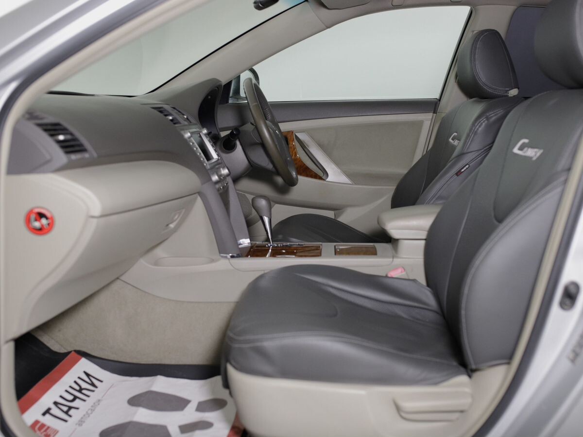 Toyota Camry 2010 - фото автомобиля