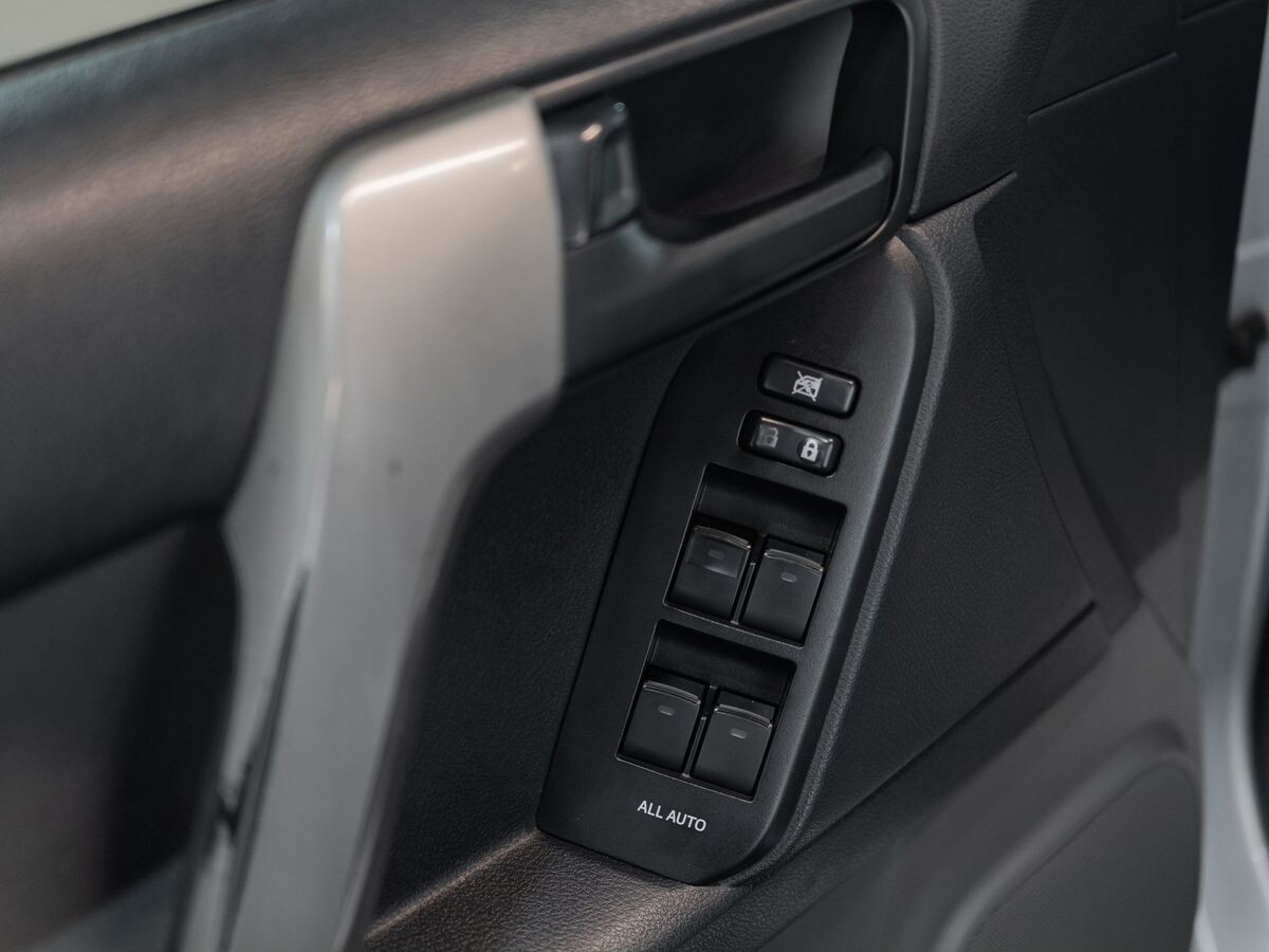 Toyota Land Cruiser Prado 2011 - фото автомобиля