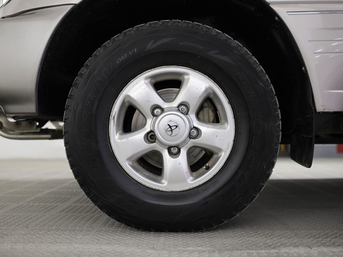 Toyota Land Cruiser 2002 - фото автомобиля
