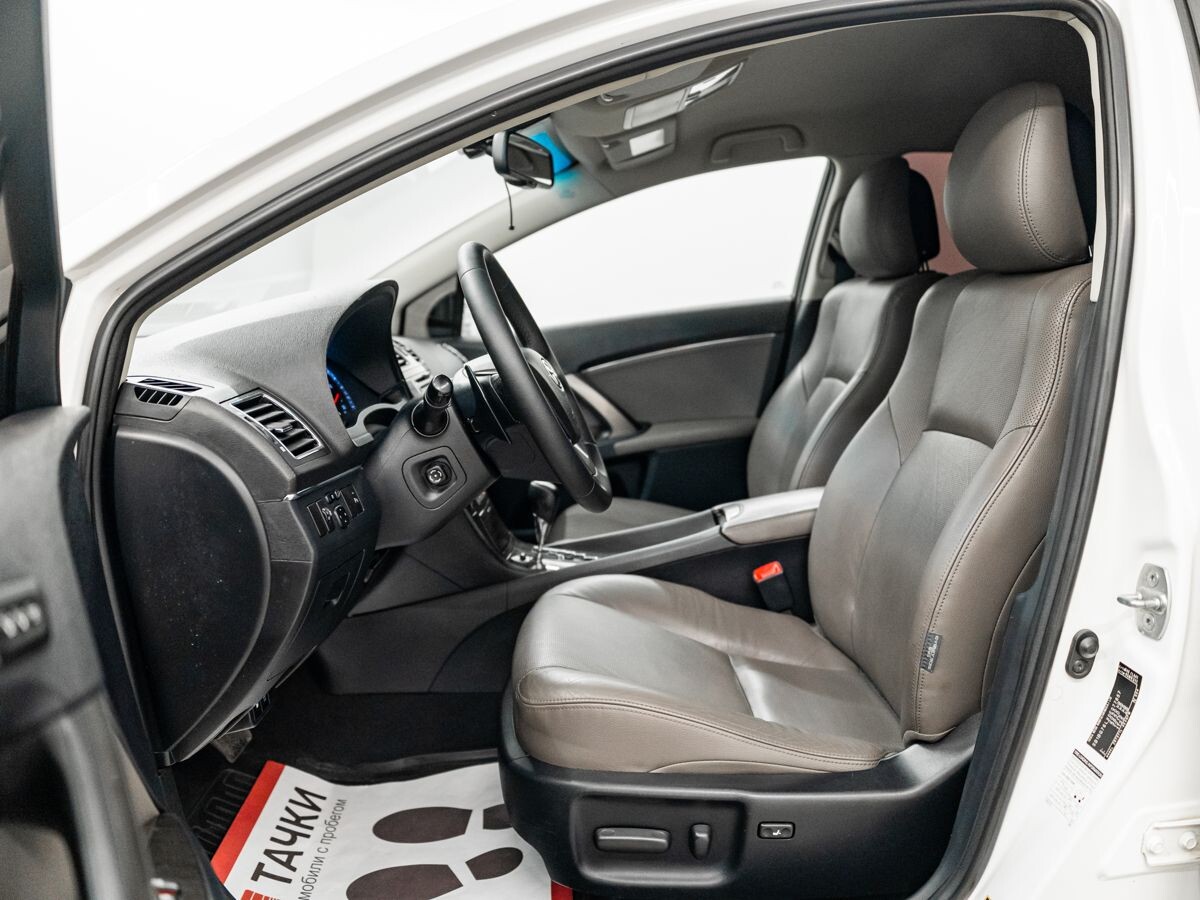 Toyota Avensis 2012 - фото автомобиля