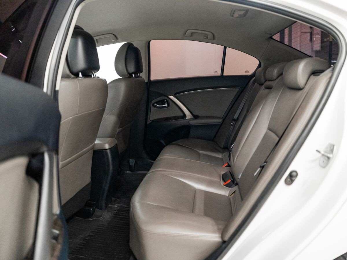 Toyota Avensis 2012 - фото автомобиля