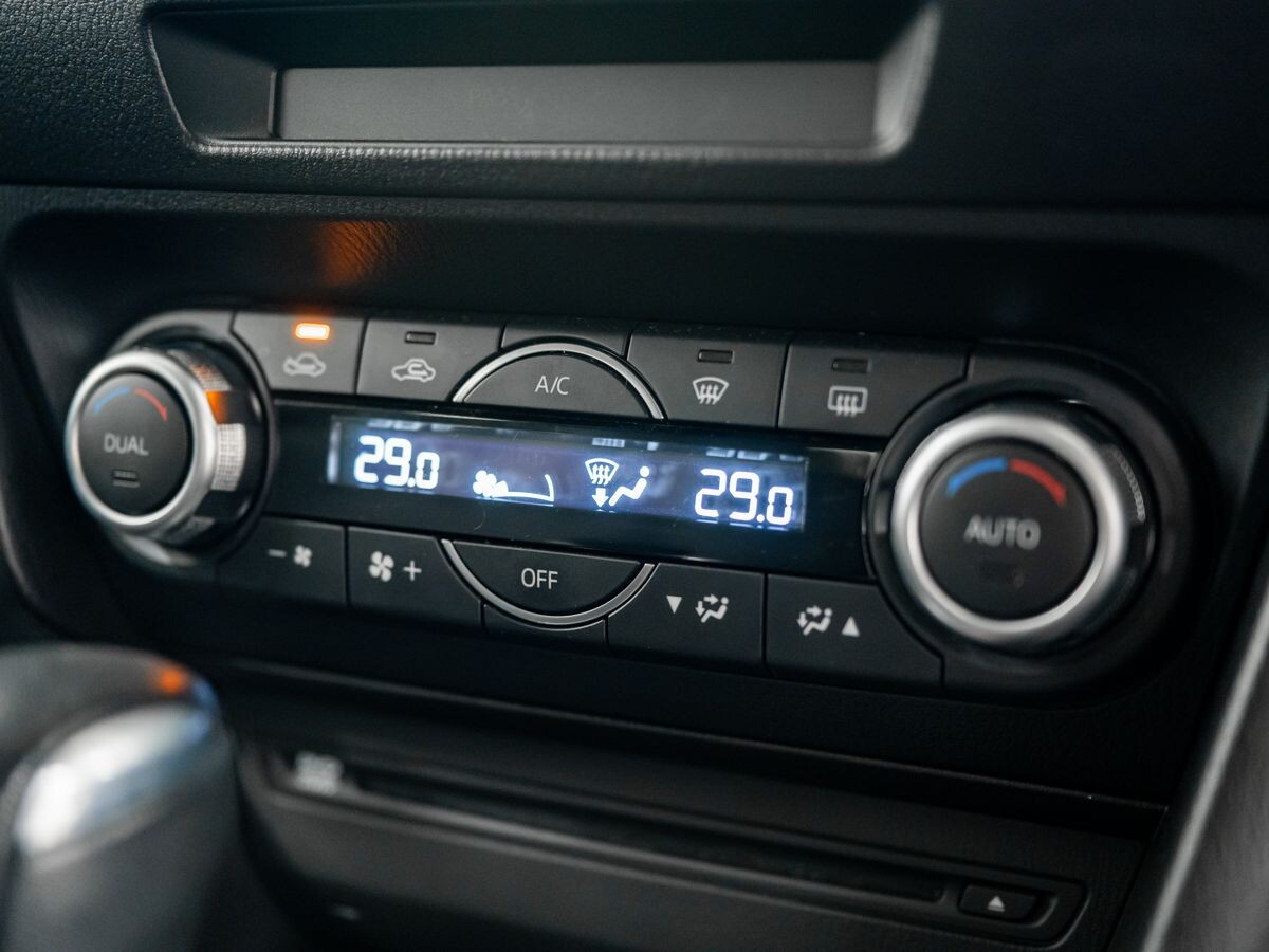 Mazda Axela 2017 - фото автомобиля