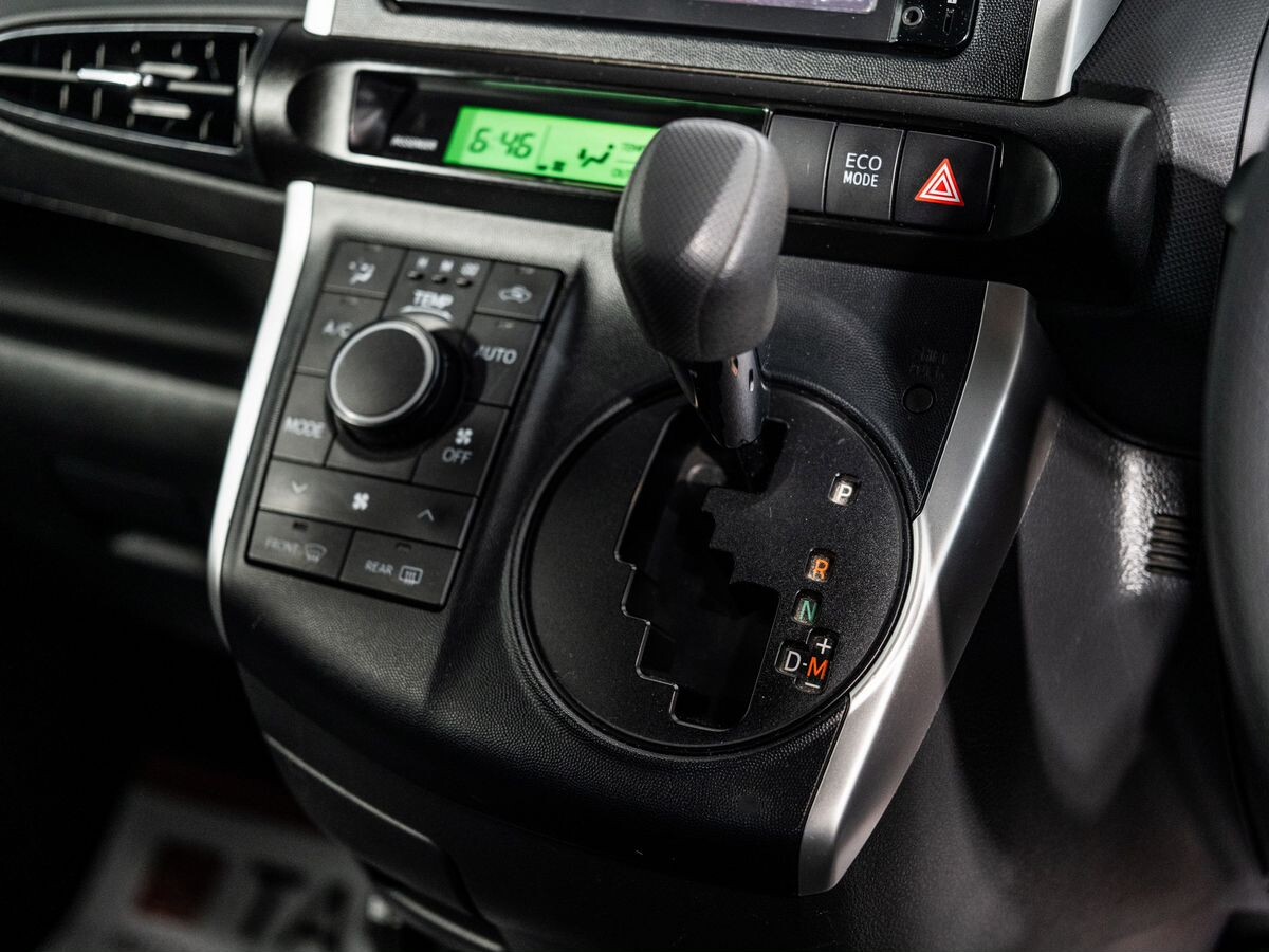 Toyota Wish 2016 - фото автомобиля