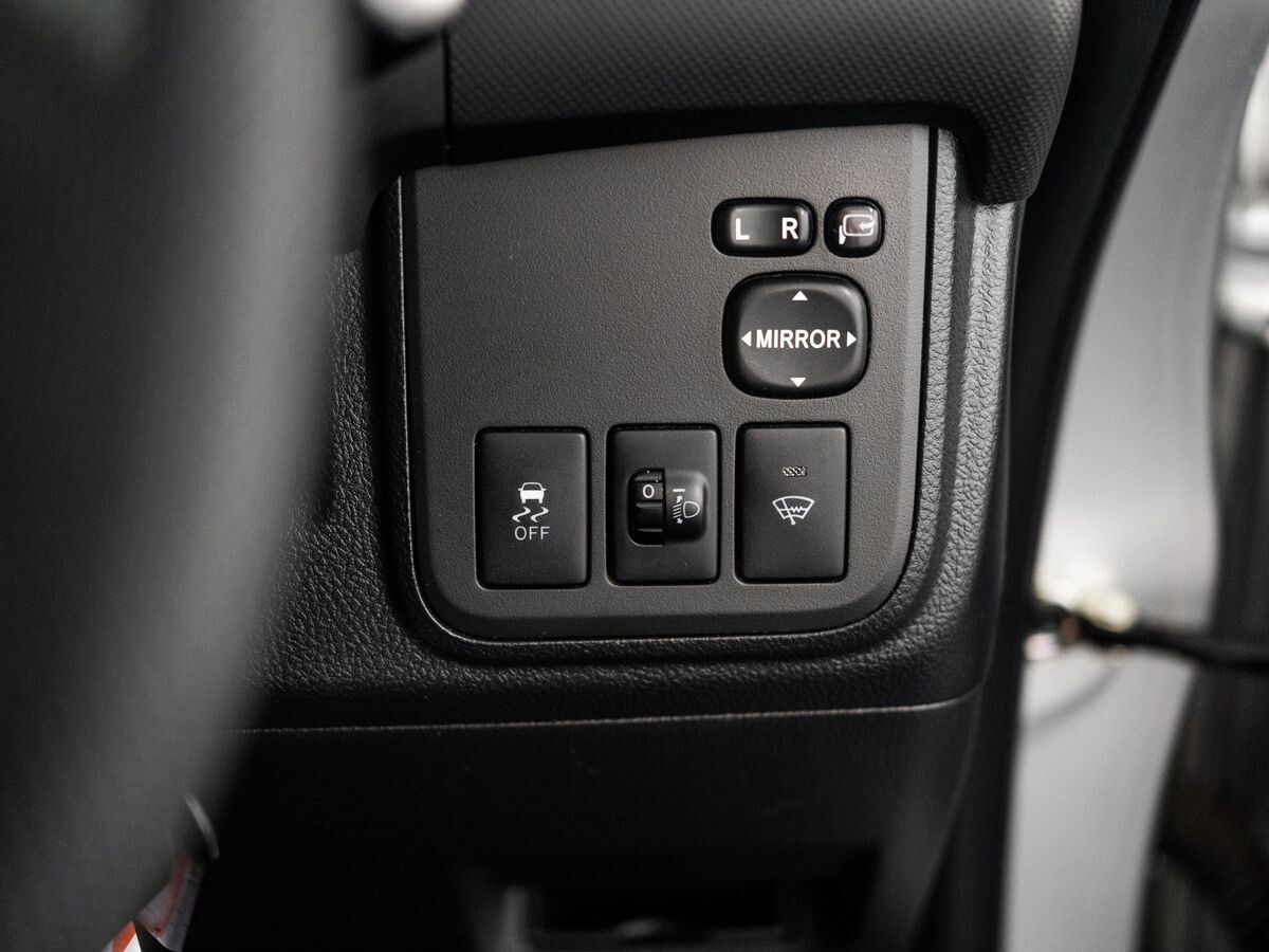 Toyota Wish 2016 - фото автомобиля