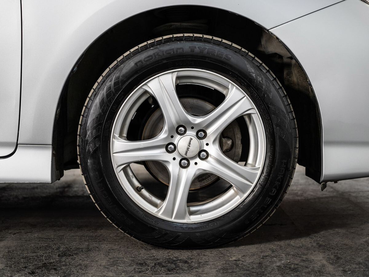 Toyota Wish 2016 - фото автомобиля