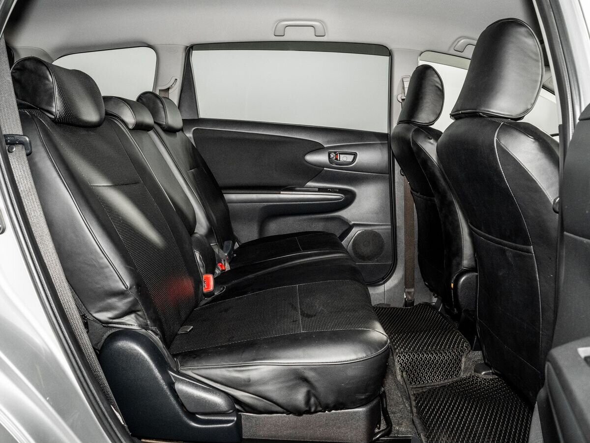 Toyota Wish 2016 - фото автомобиля