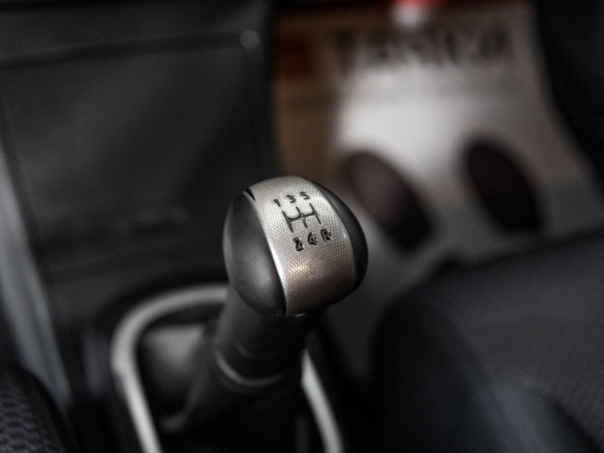 Nissan Tiida 2010 - фото автомобиля