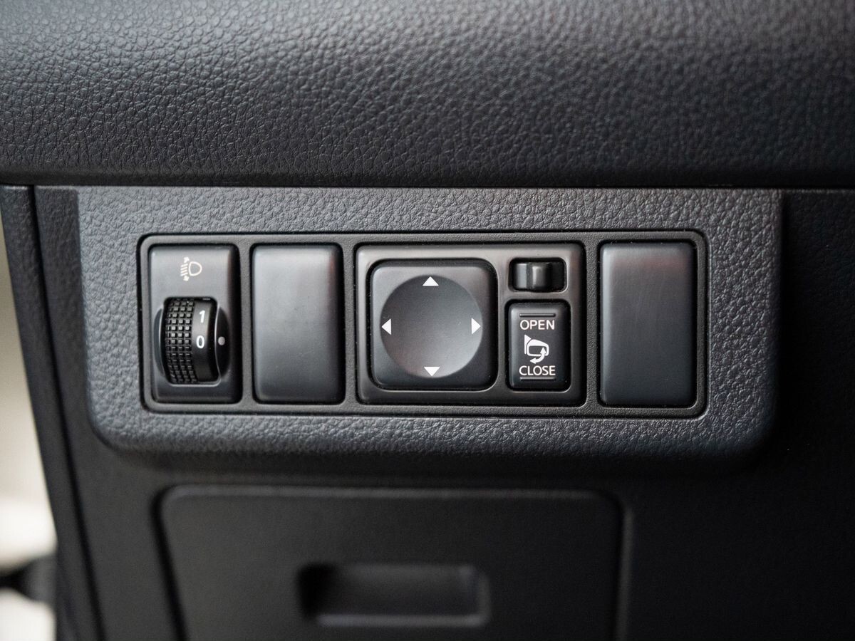 Nissan Tiida 2010 - фото автомобиля