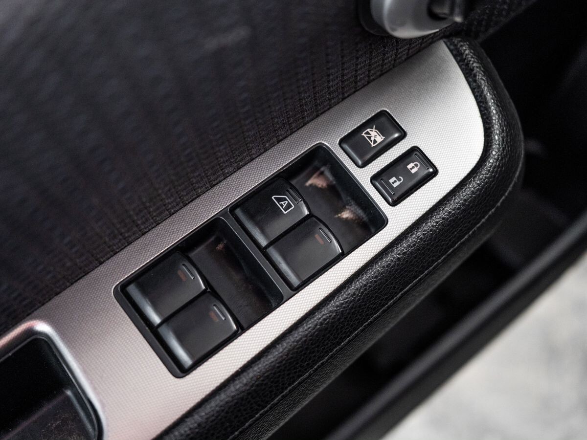 Nissan Tiida 2010 - фото автомобиля