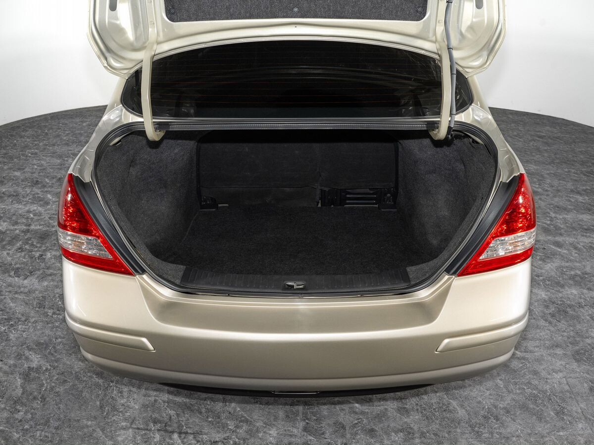 Nissan Tiida 2010 - фото автомобиля