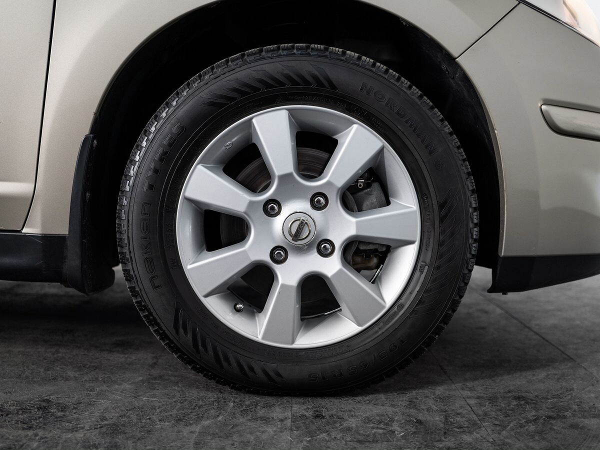 Nissan Tiida 2010 - фото автомобиля