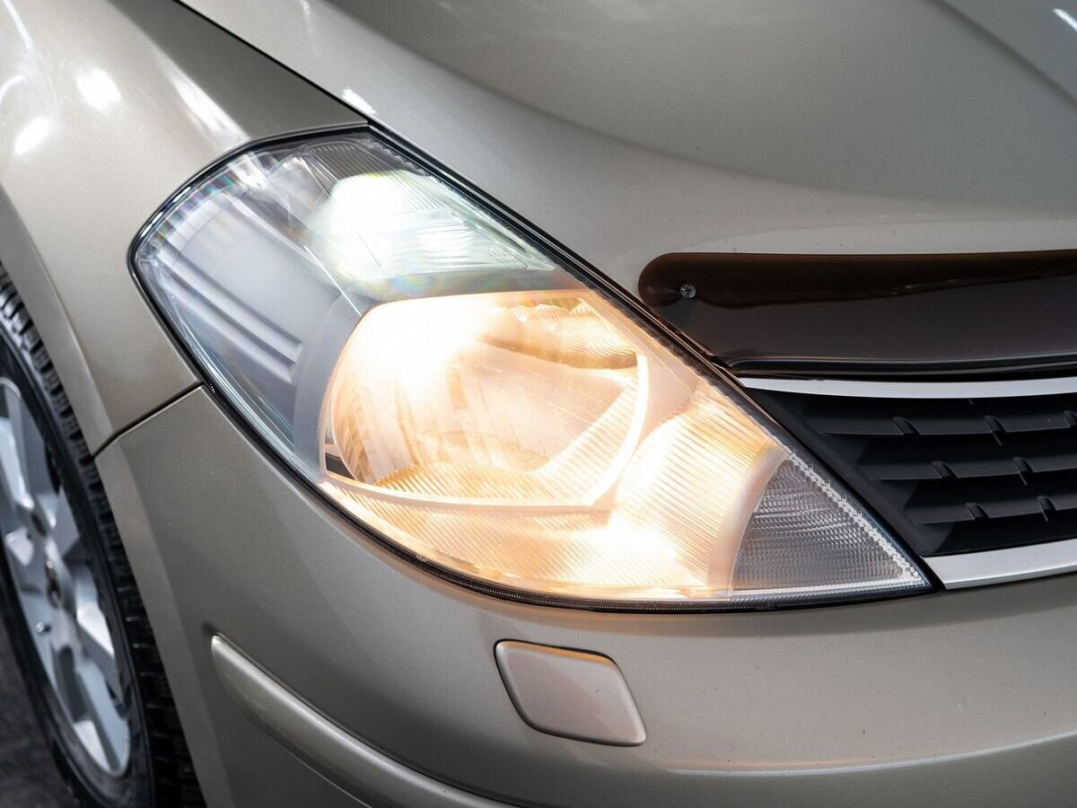 Nissan Tiida 2010 - фото автомобиля