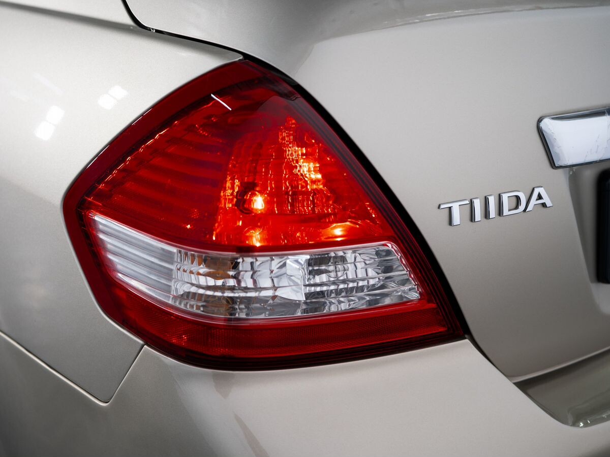 Nissan Tiida 2010 - фото автомобиля