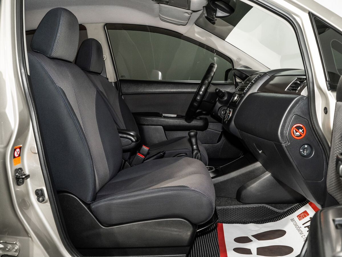 Nissan Tiida 2010 - фото автомобиля