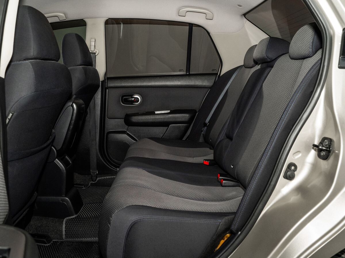 Nissan Tiida 2010 - фото автомобиля