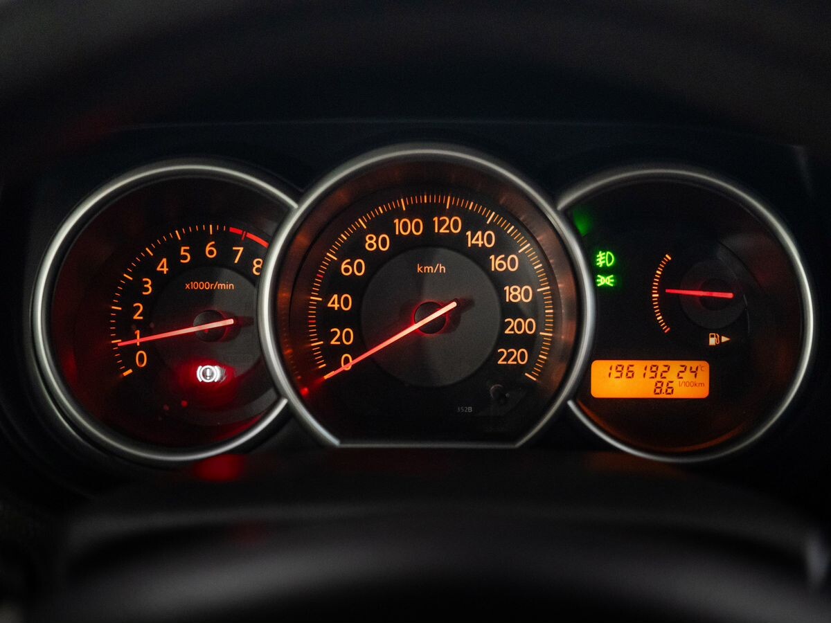 Nissan Tiida 2010 - фото автомобиля