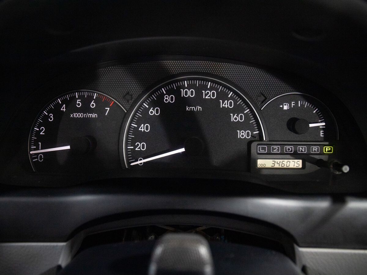 Toyota Ipsum 2002 - фото автомобиля