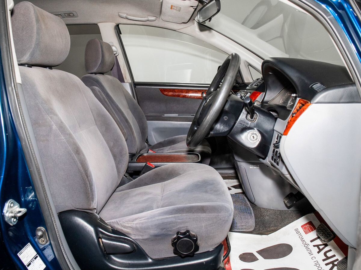 Toyota Ipsum 2002 - фото автомобиля