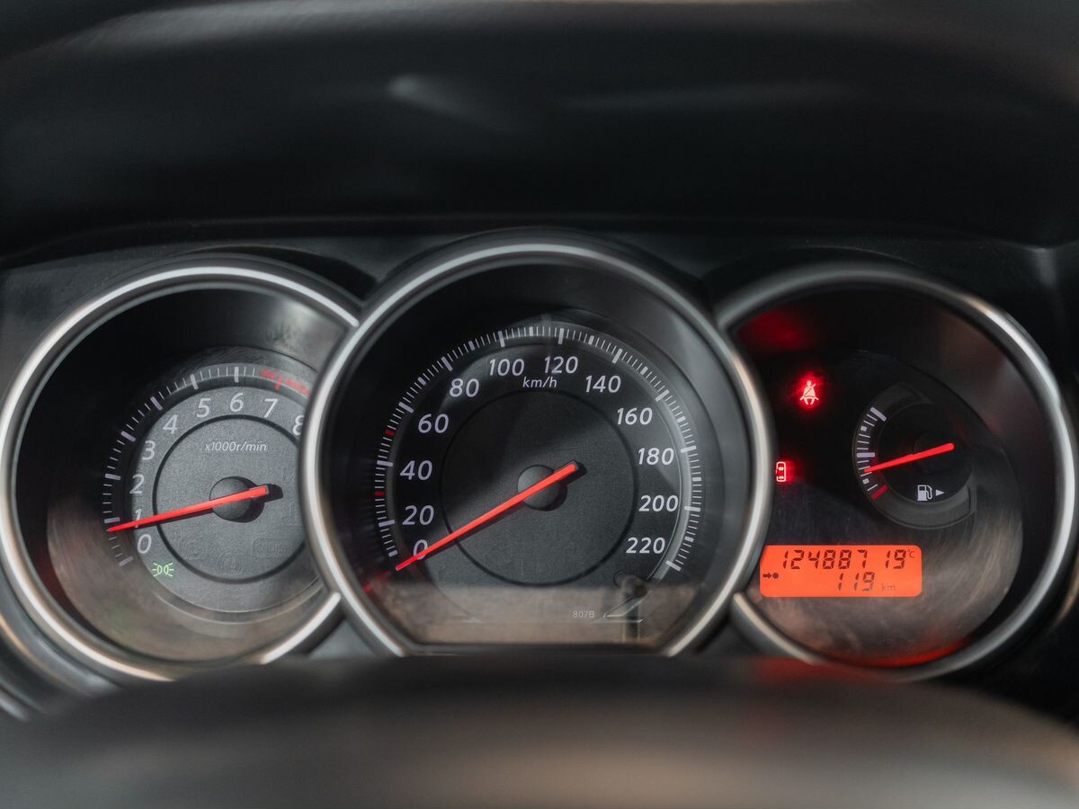 Nissan Tiida 2011 - фото автомобиля