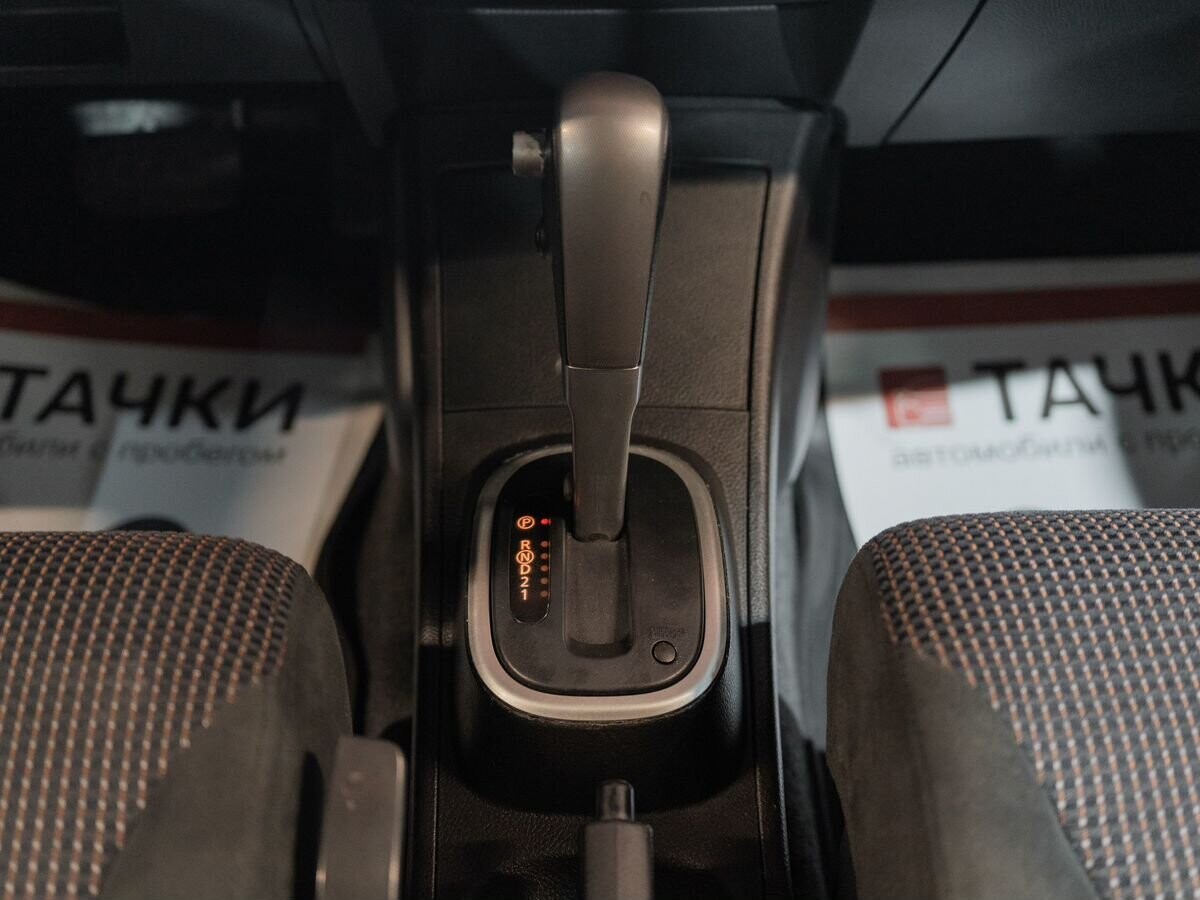 Nissan Tiida 2011 - фото автомобиля