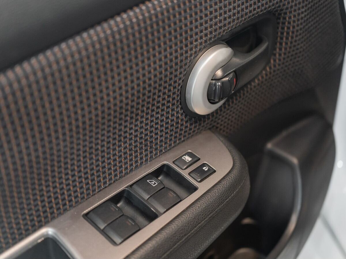 Nissan Tiida 2011 - фото автомобиля