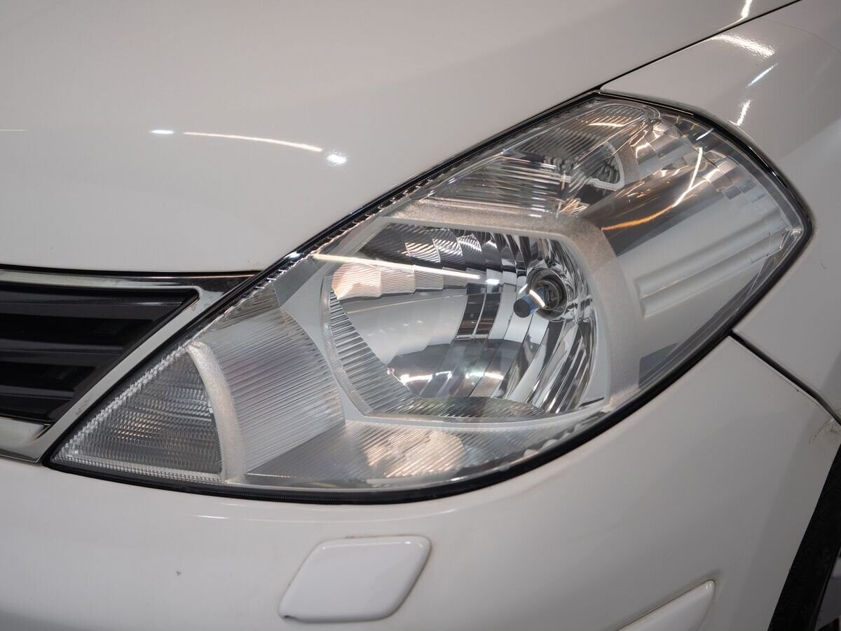 Nissan Tiida 2011 - фото автомобиля