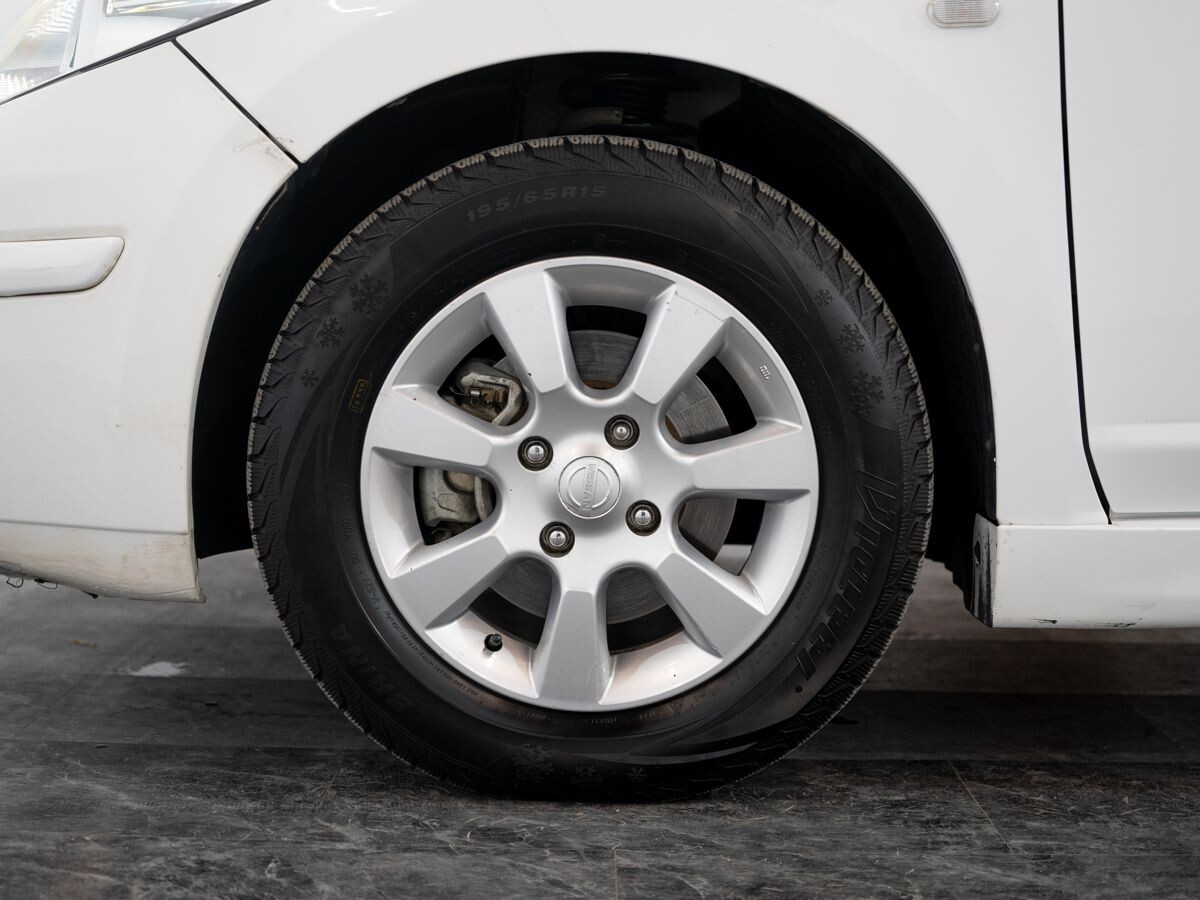 Nissan Tiida 2011 - фото автомобиля