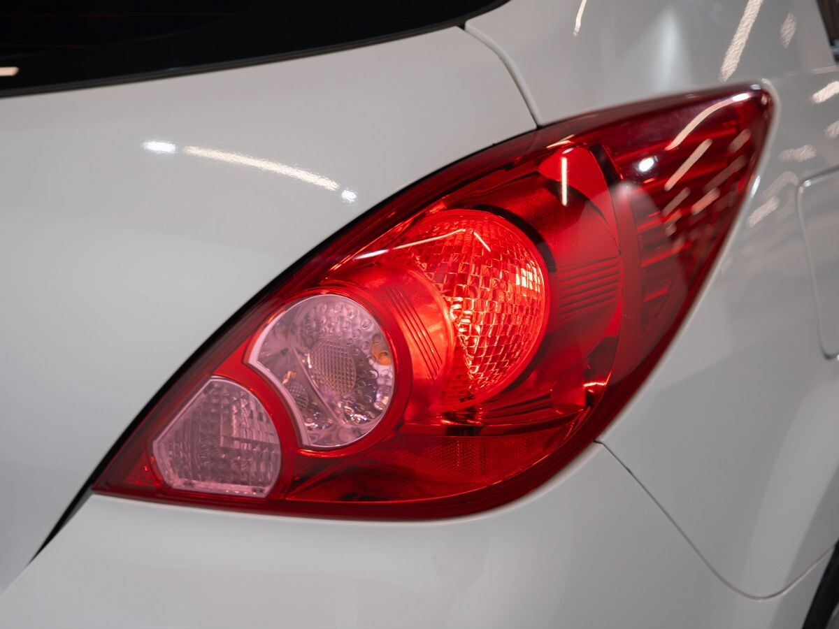 Nissan Tiida 2011 - фото автомобиля