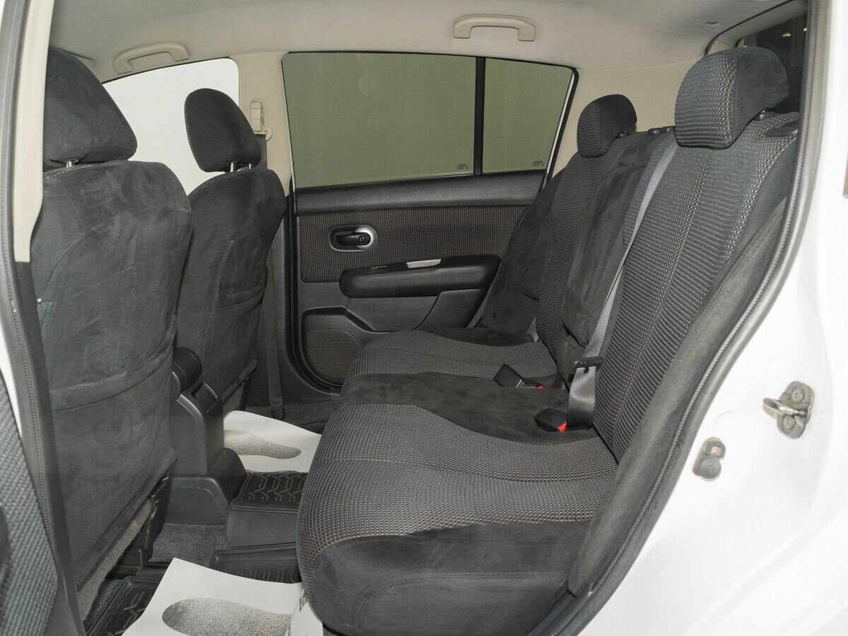 Nissan Tiida 2011 - фото автомобиля