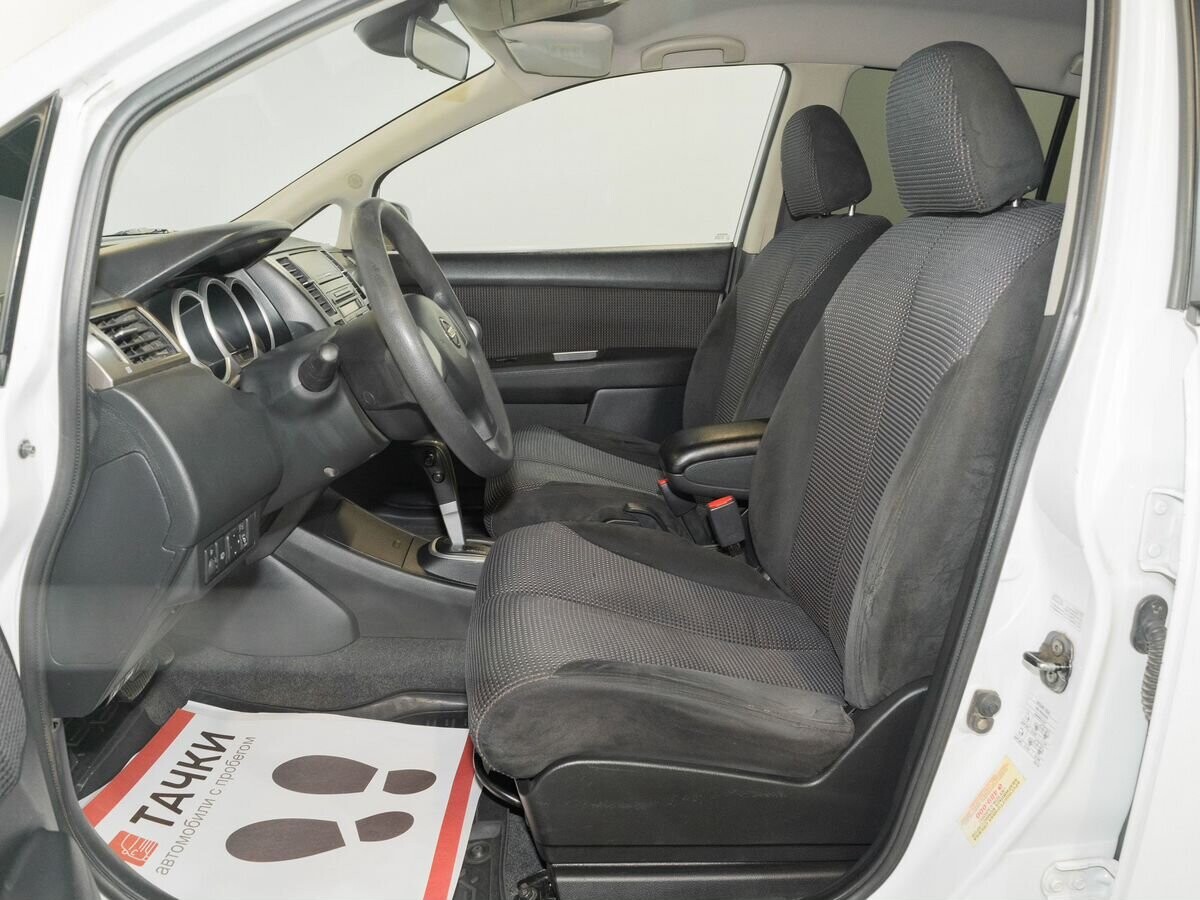 Nissan Tiida 2011 - фото автомобиля