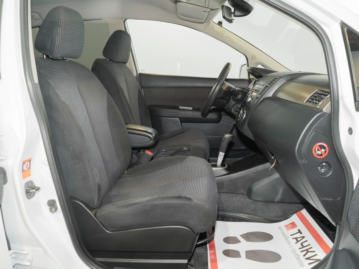 Nissan Tiida 2011 - фото автомобиля