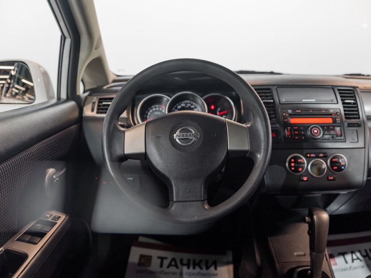 Nissan Tiida 2011 - фото автомобиля