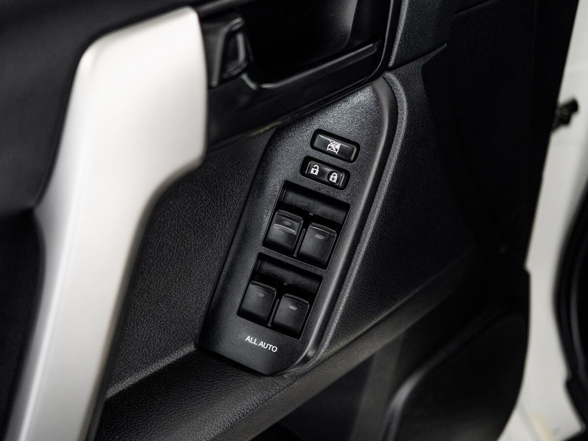 Toyota Land Cruiser Prado 2013 - фото автомобиля