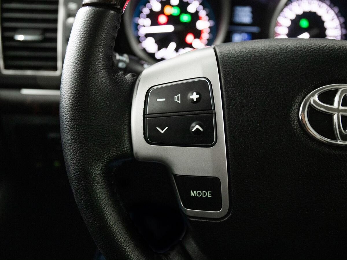 Toyota Land Cruiser 2012 - фото автомобиля