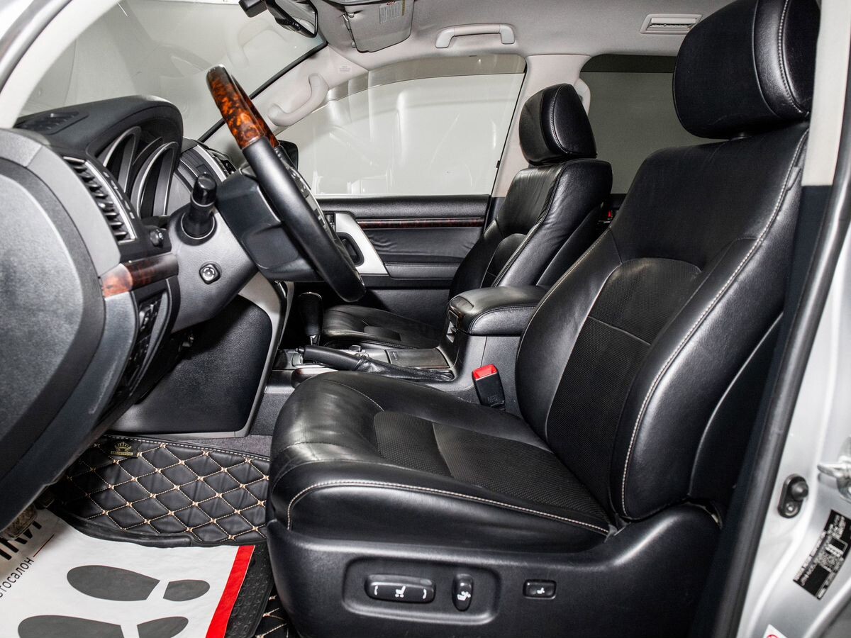 Toyota Land Cruiser 2012 - фото автомобиля