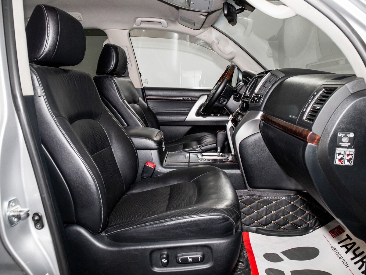 Toyota Land Cruiser 2012 - фото автомобиля